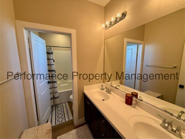 Building Photo - 10009 Sentinel Peak Pl