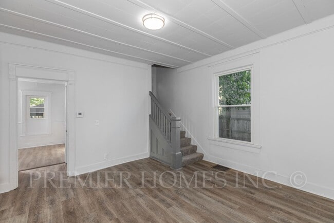 Building Photo - 3 Bed Single-Family Home Near Aultman Hospital – $1,595/mo