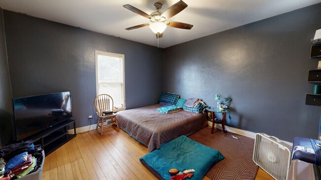 Building Photo - 2 bedroom - Main floor