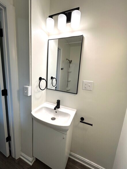 Building Photo - 437 Stoddart Ave