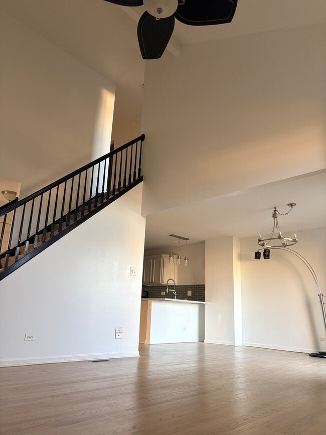 Building Photo - 610 Daisy Ln