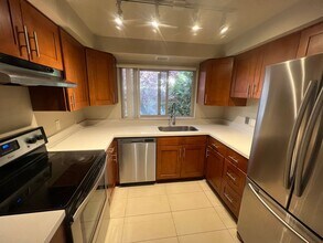 Building Photo - Spacious Fremont 2BR/1BA, split level with private balcony, recently remodeled kitchen!