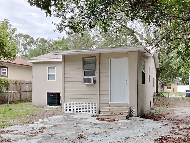 Building Photo - Charming 3 Bed Home with Fenced Yard in Tampa, FL