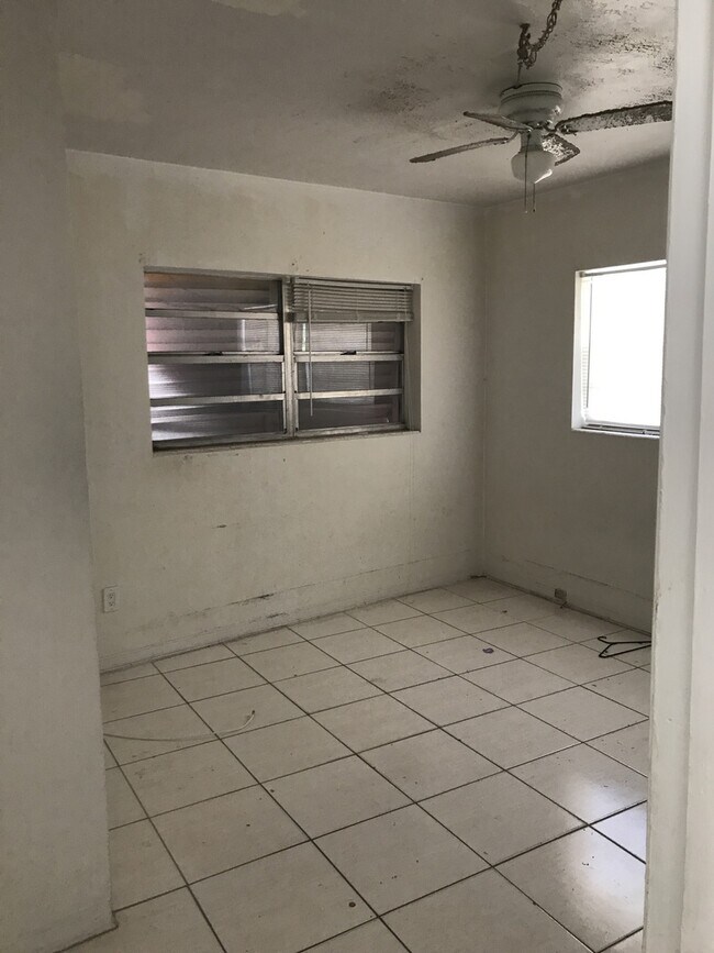 Building Photo - Large 3-2 house in Dania