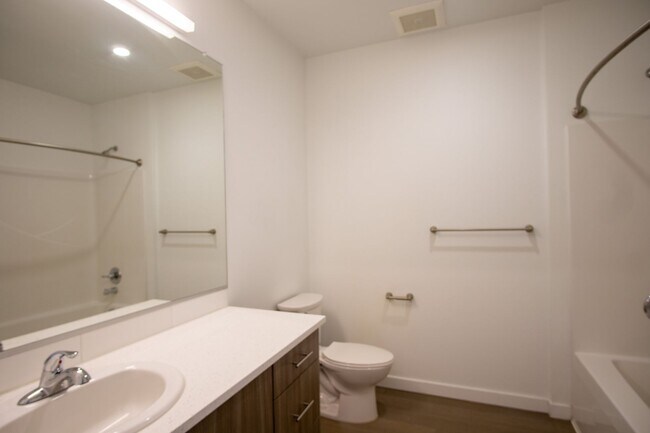 Building Photo - 3rd Floor Modern & Sleek 1Bdr w/Floor-to-C...