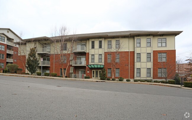 Primary Photo - West End Circle Condominiums