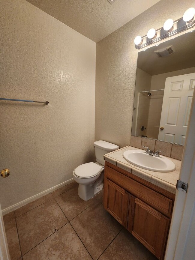 Building Photo - Downtown Corner Lot 3 bedroom 2 Bath