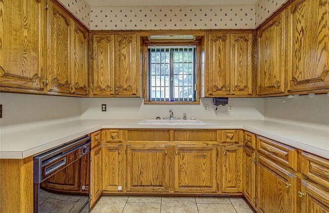 Building Photo - 610 N 6th Ave