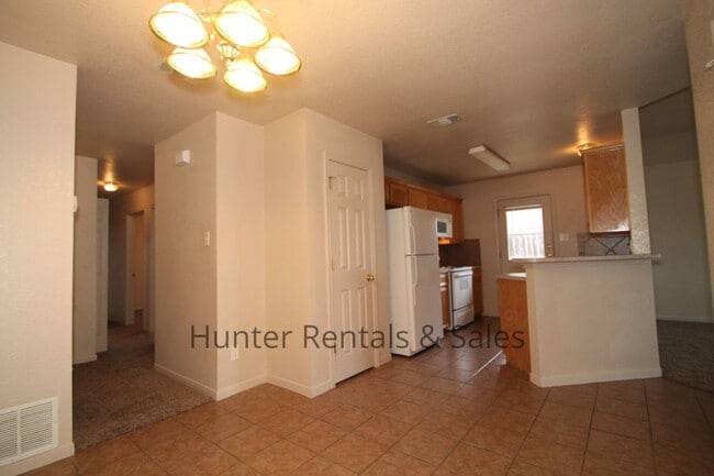 Building Photo - Live in Style!