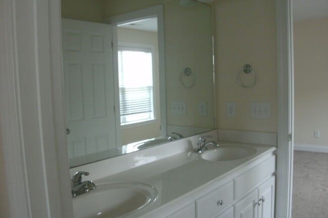 Building Photo - Freshly Painted Large Townhome
