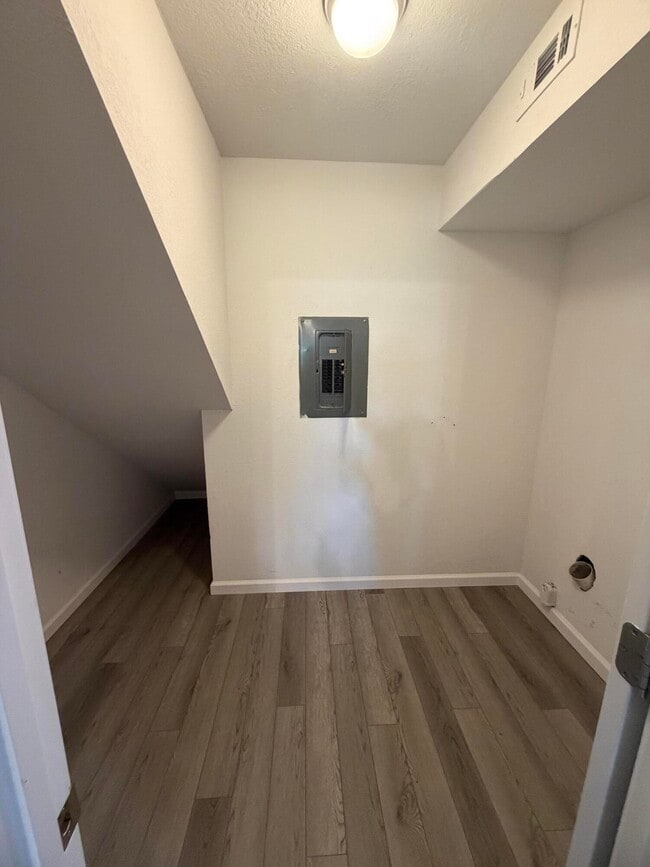 Building Photo - 122 Hampton Dr