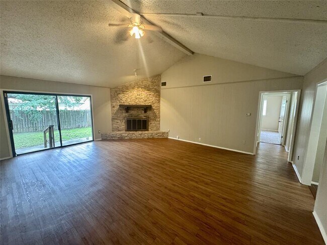 Building Photo - 2708 Charlesworth Dr