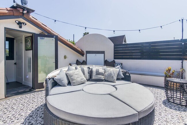 Building Photo - Prime Single Family Home