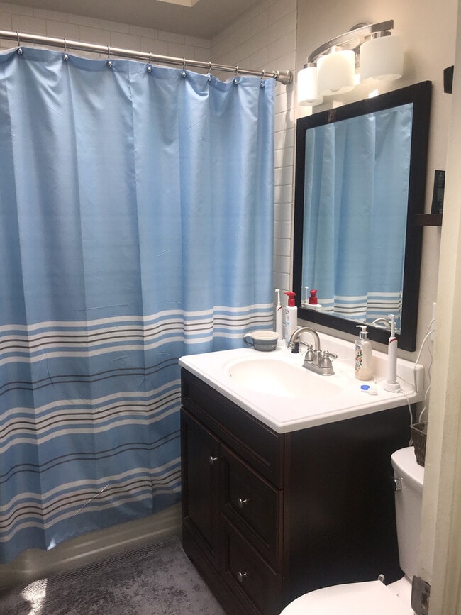 Building Photo - Gorgeous 3 bedroom, 2 bath home in great n...
