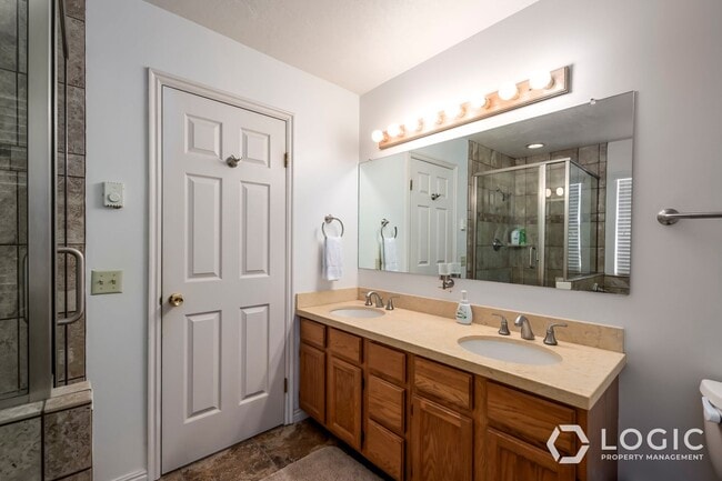 Building Photo - Fully Furnished Row End Townhome!