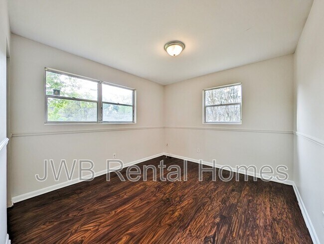 Building Photo - 2050 Monteau Dr