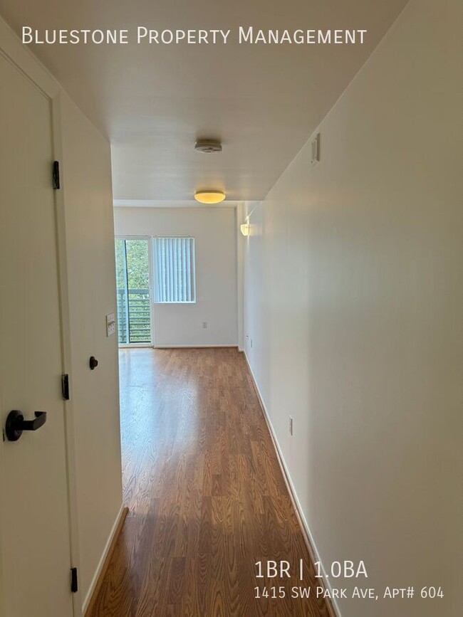 Building Photo - MOVE IN READY! Skylit 1 Bedroom on the Par...