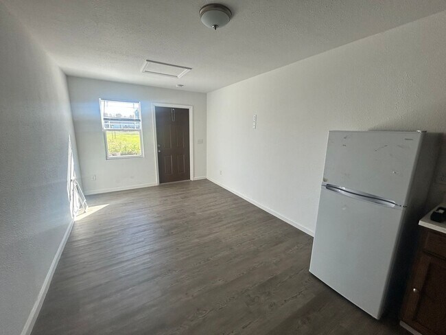 Building Photo - 143 Claire Ave