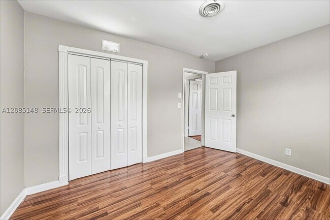 Building Photo - 458 NE 38th St