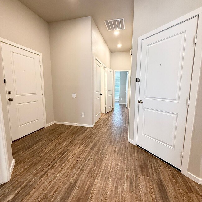 Building Photo - 2108 N Jayton Ave