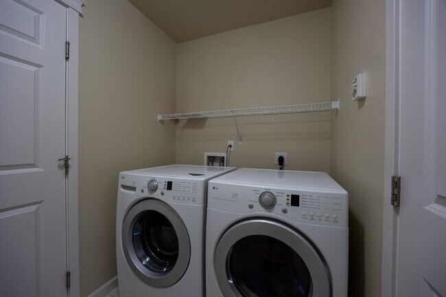 Building Photo - Spacious 3 Bedroom 2.5 Bathroom Rental Pro...