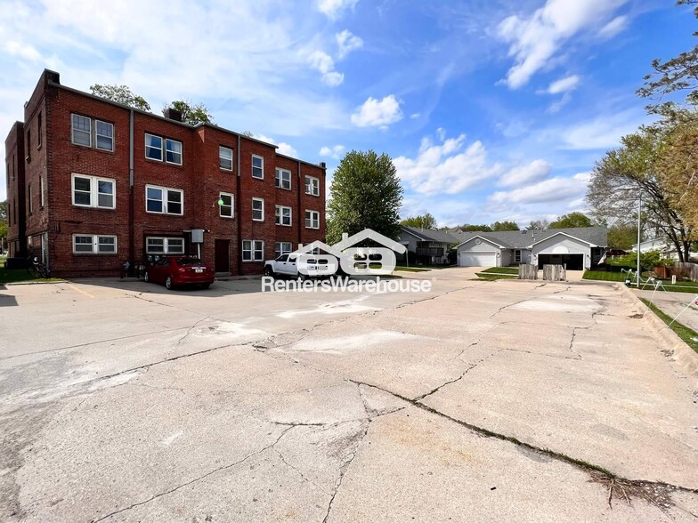 Building Photo - 610 N Buxton St