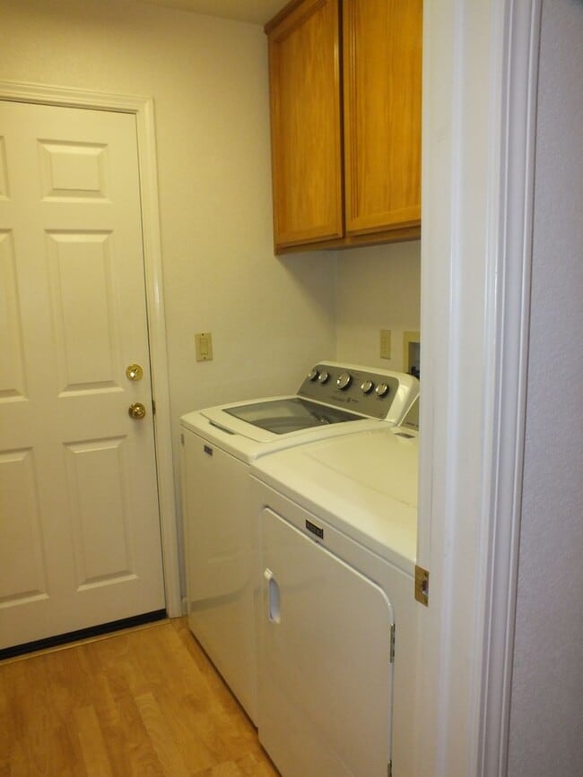 Building Photo - Natomas Station 3/2 ranch style home