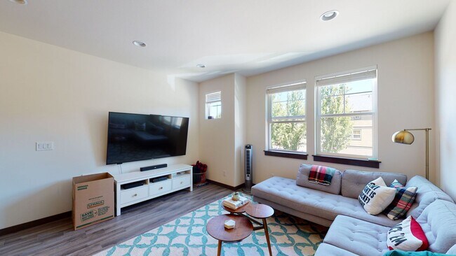 Building Photo - West Seattle Townhome - 2 bedroom 2 bathroom located in Sylvan Ridge Townhomes!  Available now!