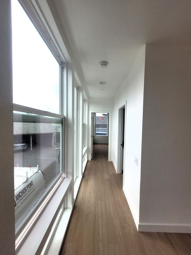 Building Photo - Beautifully updated Apartment in the Heart...