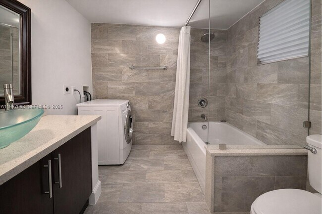 Building Photo - 1660 NE 135th St