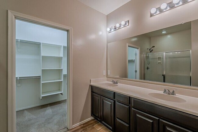 Building Photo - Modern 4 Bed Tucson Rental with Spacious K...