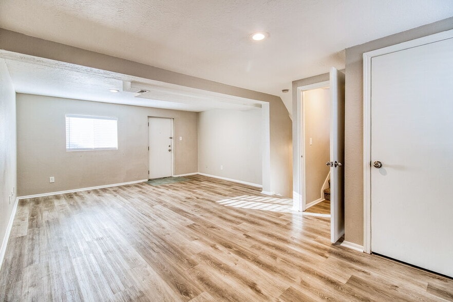 Building Photo - 3988 Burningham Dr