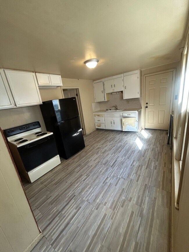 Building Photo - 1630 E Division St