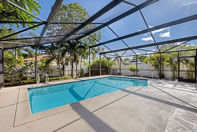 Building Photo - 2 Bedroom 2 bath Pool Home in Naples park