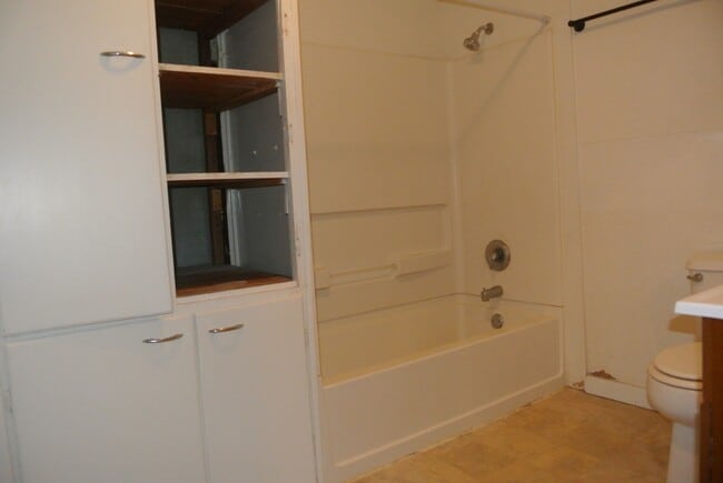 Building Photo - 616 14th St SE