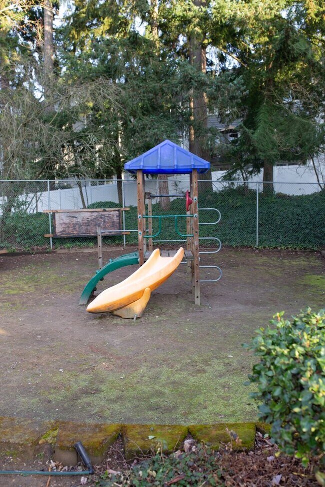 Building Photo - Two Bedroom Two Bathroom Everett Condominium