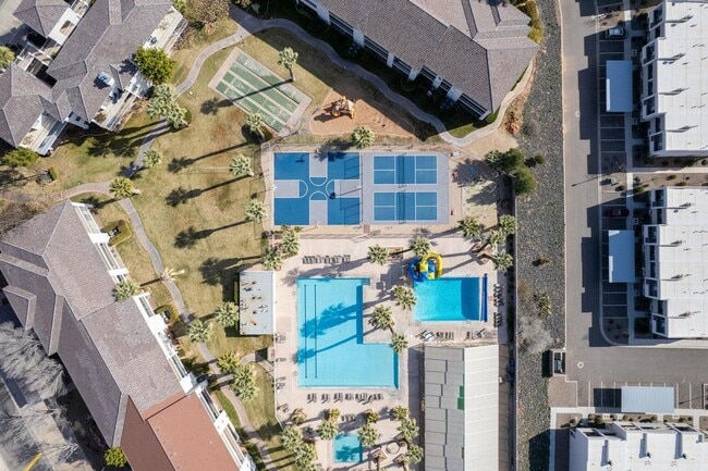 Building Photo - Beautiful Las Palmas Condo