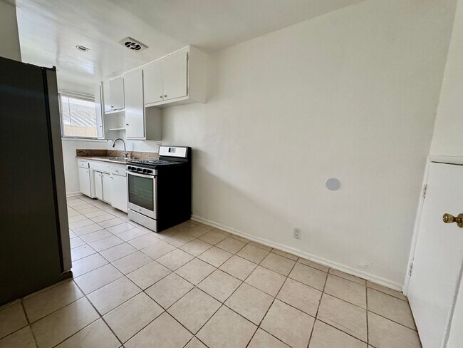 Building Photo - 337 Rexford Dr