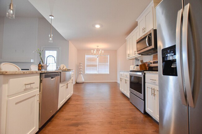 Building Photo - Pet Friendly Three Bedroom!