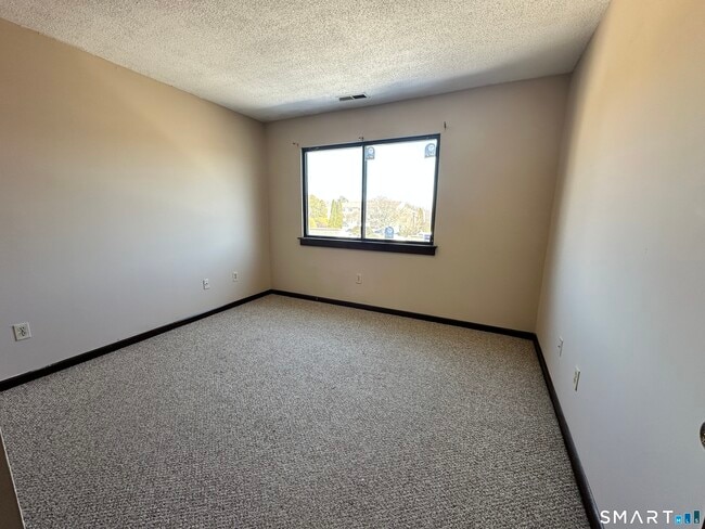 Building Photo - 630 Longfellow Dr