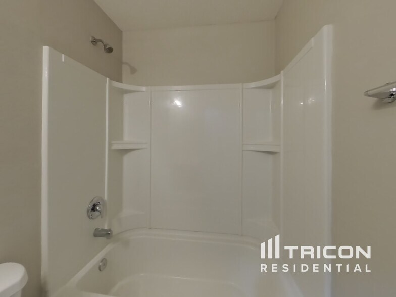 Building Photo - 77013 Birdseye Ct