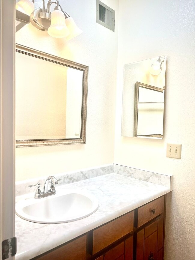 Building Photo - 5111 Paseo Las Palmas