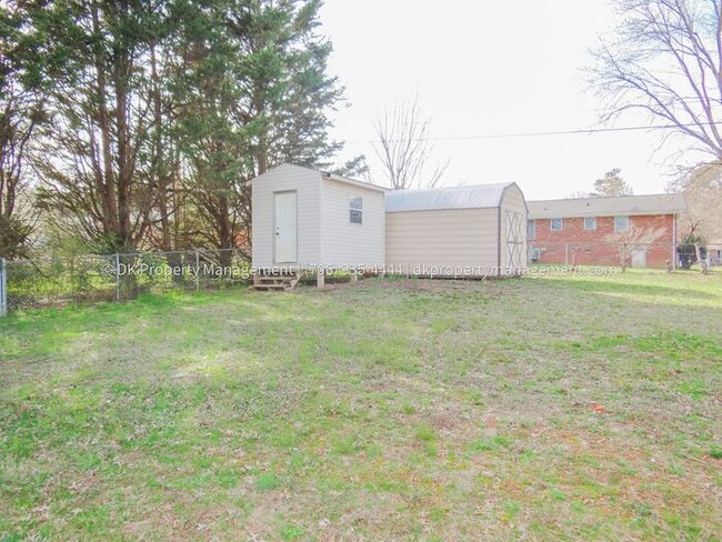 Building Photo - East Brainerd House with Fenced in Yard!