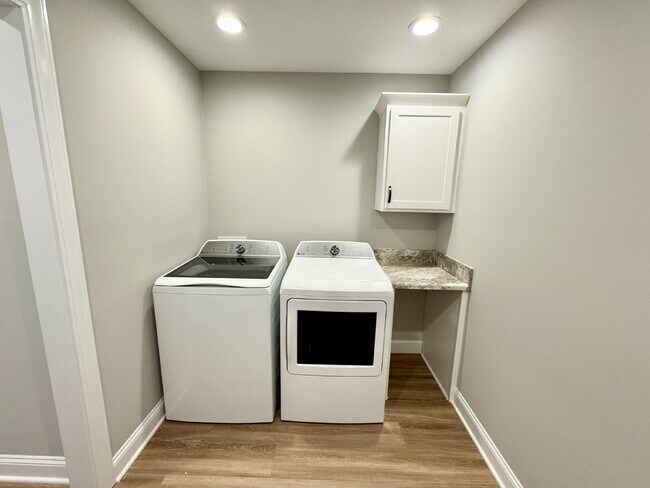 Building Photo - Charming 3-bedroom home ready to welcome its first family!