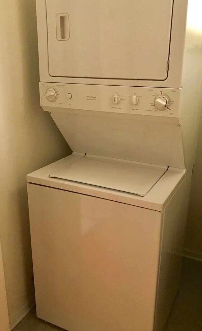 Building Photo - 500 S Clinton St