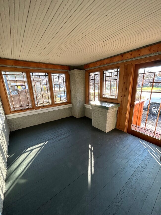 Enclosed Porch - 923 42nd St