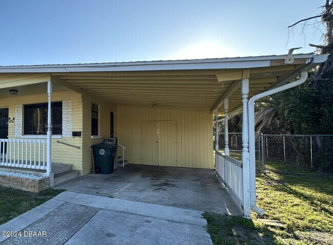 Building Photo - 736 White St