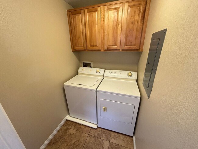 Building Photo - Gorgeous 2Bed/2Bath/1CarGarage TownHouse, located in the NW part of the valley