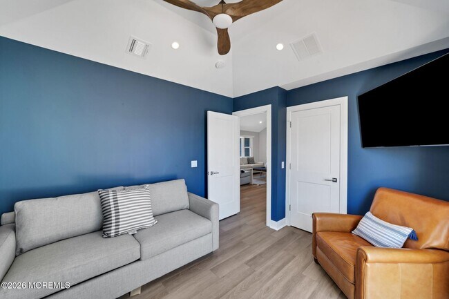 Building Photo - 347 Bay Ln