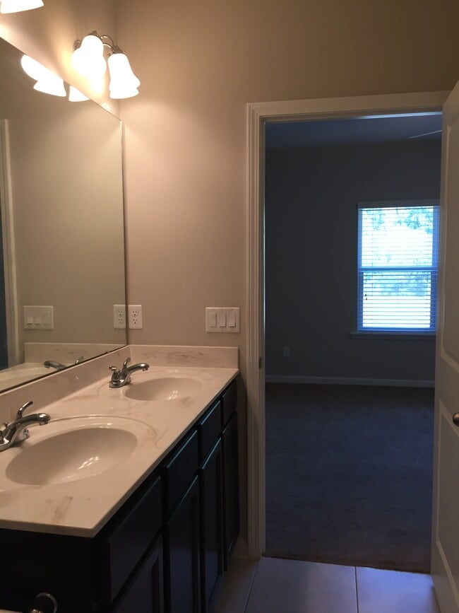 Building Photo - 222 Amistad Dr